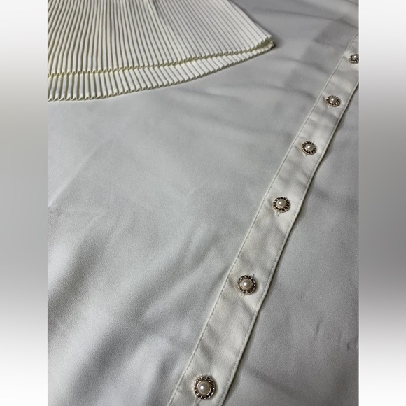 3/$30 NWT Avenue Size
22/24 Button Up Blouse 3/4
Pleated Kimono Style Sleeve - Picture 9 of 16